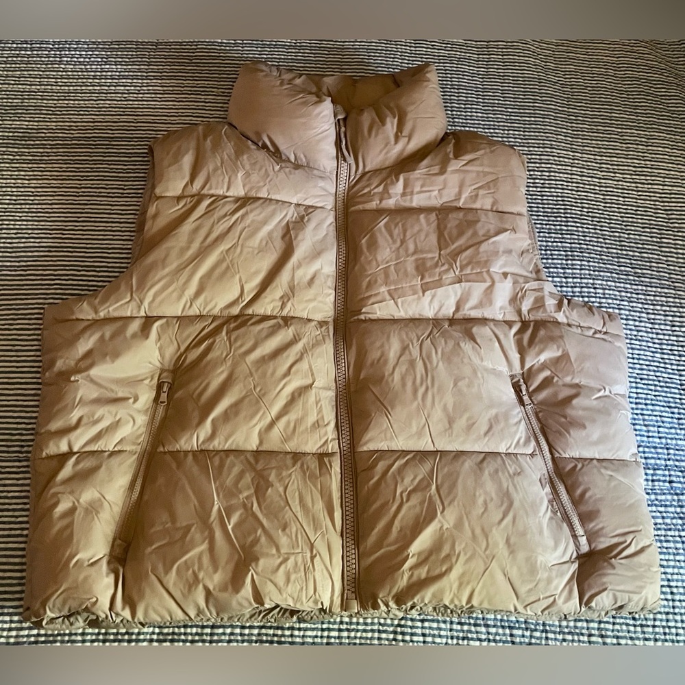 🌸 Old Navy Creamy Pale Pink Puffer Vest 🌸